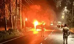 बेटे का एडमिशन कराकर लौट रहे दंपति की हाइब्रिड कार में लगी आग बेटे का एडमिशन कराकर लौट रहे दंपति की हाइब्रिड कार में लगी आग