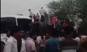 हाईवे पर बस की टक्कर से पलटी चार्टर्ड बस- कई पैसेंजर....