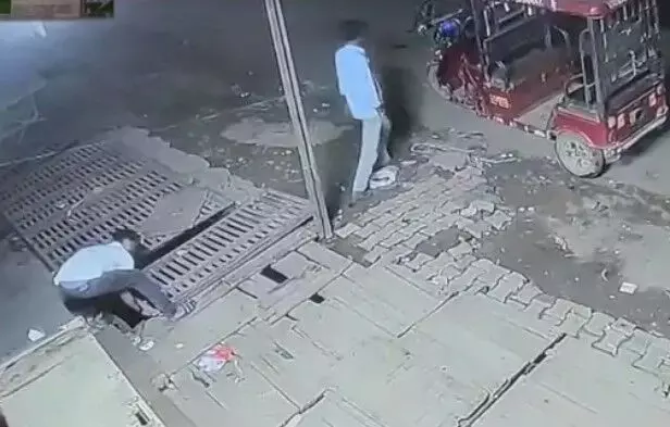 खर्चे पानी के बंदोबस्त के लिए नाले पर रखा लोहे का जाल चोरी किया-CCTV.. खर्चे पानी के बंदोबस्त के लिए नाले पर रखा लोहे का जाल चोरी किया-CCTV..