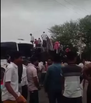हाईवे पर बस की टक्कर से पलटी चार्टर्ड बस- कई पैसेंजर....