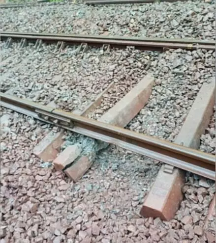 नक्सलियों ने IED ब्लास्ट कर उडाया ट्रैक- रेल पटरी बुरी तरह क्षतिग्रस्त