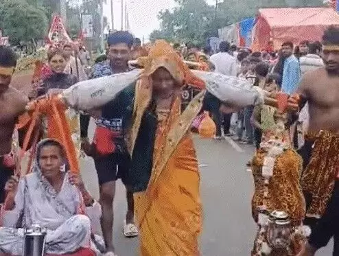 कांवड़ियों के हवाले हुआ हाईवे- सास को बैठक बहू कांवड़ लेकर निकली