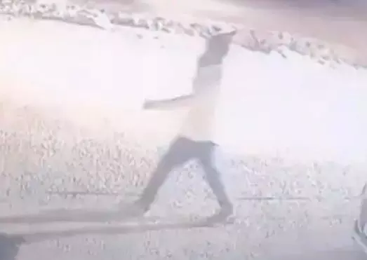 पैदल जा रहे युवक से बाइक सवार लुटेरों ने की मोबाइल लूट- CCTV.... पैदल जा रहे युवक से बाइक सवार लुटेरों ने की मोबाइल लूट- CCTV....