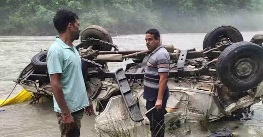 बेकाबू हुई सेब भरी पिकअप यमुना नदी में गिरी- गाड़ी में सवार थे चार लोग बेकाबू हुई सेब भरी पिकअप यमुना नदी में गिरी- गाड़ी में सवार थे चार लोग