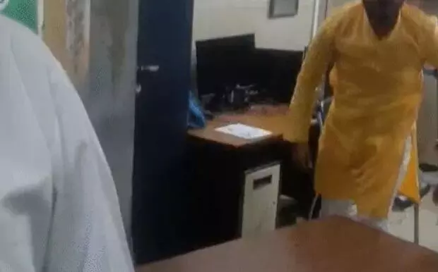 चोरी और सीना जोरी- बगैर टिकट पकड़े यात्री का स्टेशन पर हंगामा