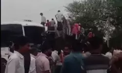 हाईवे पर बस की टक्कर से पलटी चार्टर्ड बस- कई पैसेंजर.... हाईवे पर बस की टक्कर से पलटी चार्टर्ड बस- कई पैसेंजर....