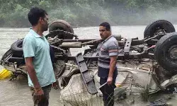 बेकाबू हुई सेब भरी पिकअप यमुना नदी में गिरी- गाड़ी में सवार थे चार लोग