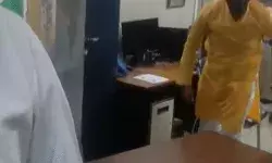 चोरी और सीना जोरी- बगैर टिकट पकड़े यात्री का स्टेशन पर हंगामा चोरी और सीना जोरी- बगैर टिकट पकड़े यात्री का स्टेशन पर हंगामा