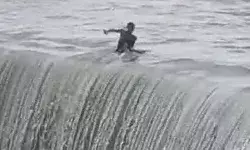 REEL के लिए जोखिम में डाली जान- ओवरफ्लो बांध की दीवार पर बनाया वीडियो REEL के लिए जोखिम में डाली जान- ओवरफ्लो बांध की दीवार पर बनाया वीडियो