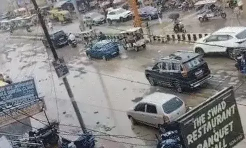 जमीन में 8 फीट धंसी सड़क- टपक रही नगर निगम की छत- कैसे करें काम