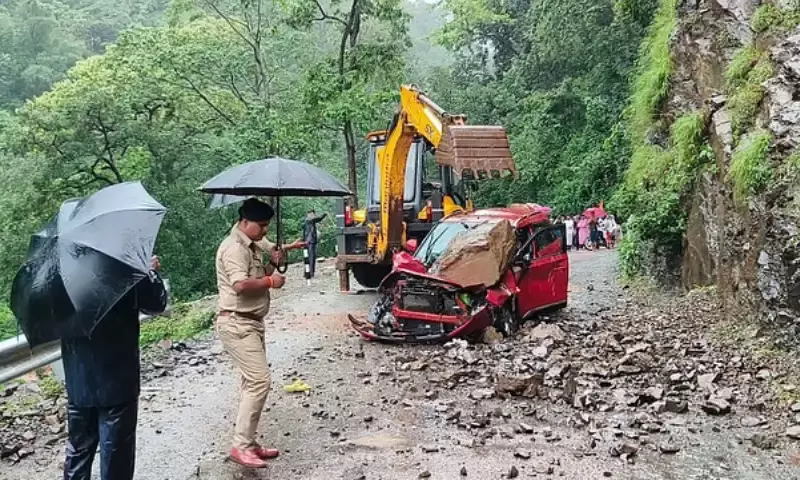 नीलकंठ पहाड़ी से कार पर गिरा पत्थर- अगला हिस्सा बुरी तरह क्षतिग्रस्त