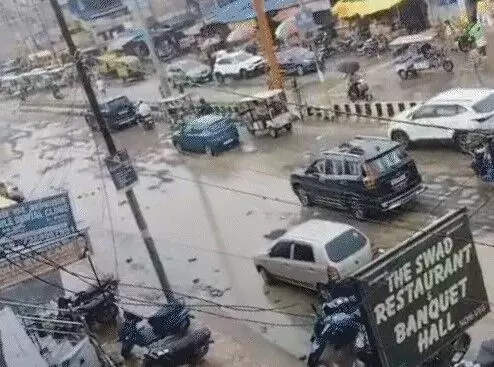 जमीन में 8 फीट धंसी सड़क- टपक रही नगर निगम की छत- कैसे करें काम