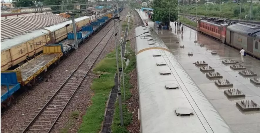 ट्रैक पर पानी भरने से रेल सेवा बाधित- 2 पैसेंजर के साथ जनशताब्दी रदद ट्रैक पर पानी भरने से रेल सेवा बाधित- 2 पैसेंजर के साथ जनशताब्दी रदद
