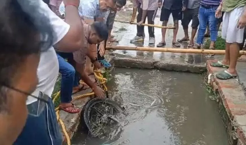 पशुपतिनाथ मंदिर के पास हादसा- बाइक समेत नाले में गिरे कांवड़िए पशुपतिनाथ मंदिर के पास हादसा- बाइक समेत नाले में गिरे कांवड़िए