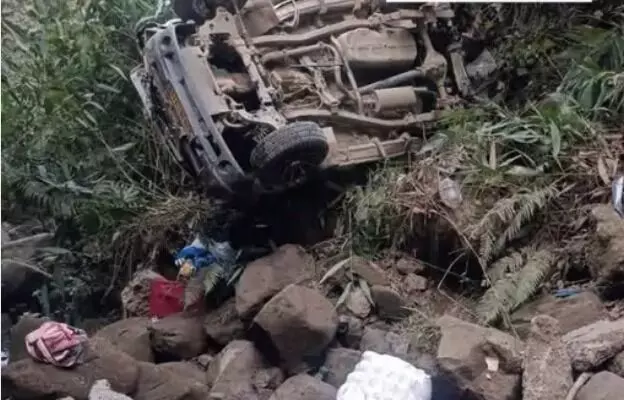 70 फुट गहरी खाई में गिरी कार- प्रेग्नेंट महिला समेत तीन लोगों की मौत 70 फुट गहरी खाई में गिरी कार- प्रेग्नेंट महिला समेत तीन लोगों की मौत
