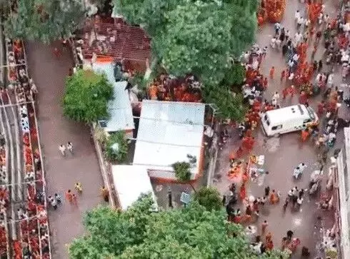 सावन का आखिरी सोमवार-काशी में भक्तों की 5 किमी. कतार सावन का आखिरी सोमवार-काशी में भक्तों की 5 किमी. कतार