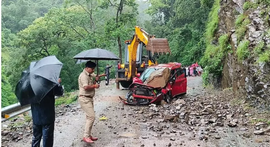 नीलकंठ पहाड़ी से कार पर गिरा पत्थर- अगला हिस्सा बुरी तरह क्षतिग्रस्त