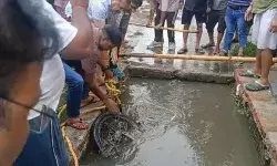 पशुपतिनाथ मंदिर के पास हादसा- बाइक समेत नाले में गिरे कांवड़िए पशुपतिनाथ मंदिर के पास हादसा- बाइक समेत नाले में गिरे कांवड़िए