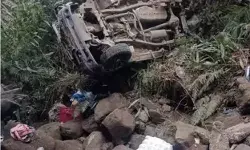 70 फुट गहरी खाई में गिरी कार- प्रेग्नेंट महिला समेत तीन लोगों की मौत 70 फुट गहरी खाई में गिरी कार- प्रेग्नेंट महिला समेत तीन लोगों की मौत