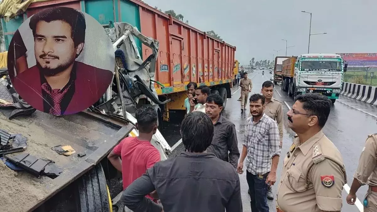 दिन निकलते ही कंटेनरों की टक्कर में चालक ने गंवाई जान