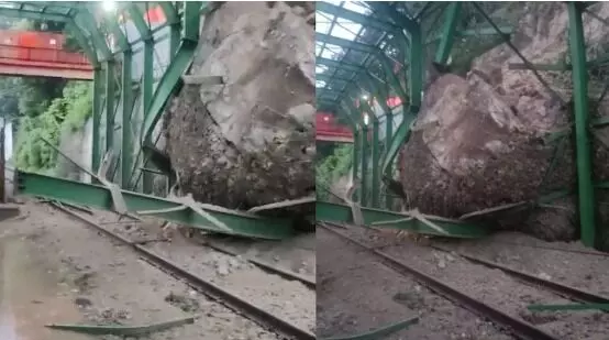 मनसा पर्वत से रेल ट्रैक पर गिरी चट्टान- रेलवे लाइन व मंदिर को नुकसान