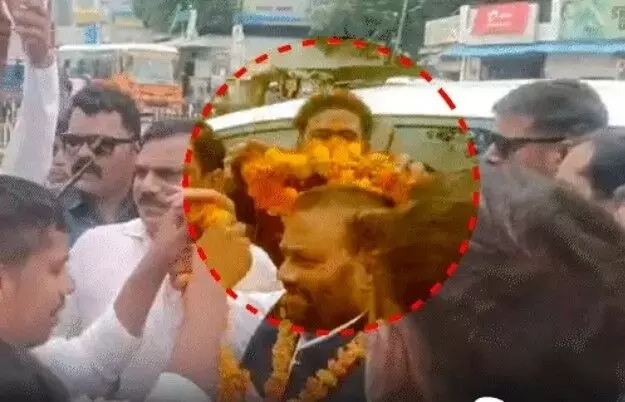 युवक ने माला पहनाई और स्वामी प्रसाद मौर्य के गाल पर जड़ा तमाचा
