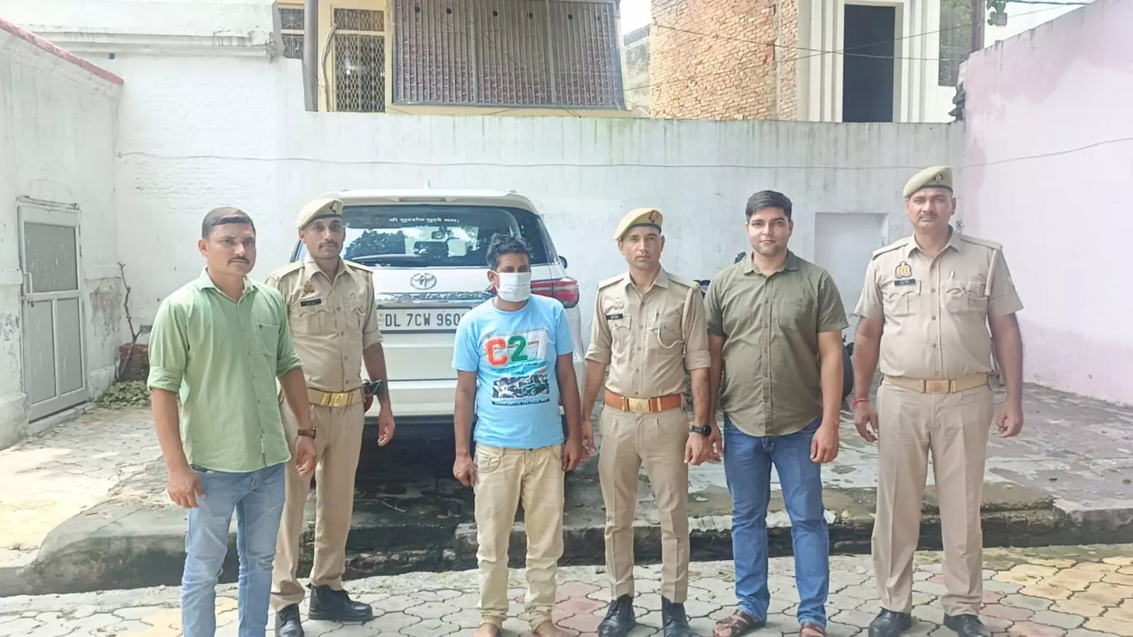 करीब 14 लाख रुपए व फॉर्च्यूनर लेकर भागा ड्राइवर- 20 घंटे में अरेस्ट करीब 14 लाख रुपए व फॉर्च्यूनर लेकर भागा ड्राइवर- 20 घंटे में अरेस्ट