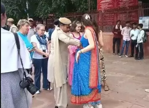 ताजमहल के एंट्री गेट पर खुली विदेशी महिला पर्यटकों की साड़ी.....