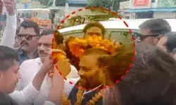 युवक ने माला पहनाई और स्वामी प्रसाद मौर्य के गाल पर जड़ा तमाचा युवक ने माला पहनाई और स्वामी प्रसाद मौर्य के गाल पर जड़ा तमाचा