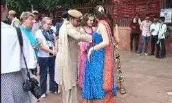 ताजमहल के एंट्री गेट पर खुली विदेशी महिला पर्यटकों की साड़ी..... ताजमहल के एंट्री गेट पर खुली विदेशी महिला पर्यटकों की साड़ी.....