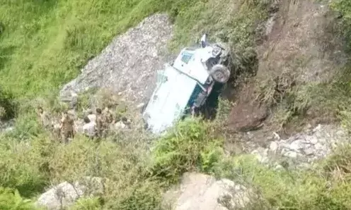 200 फीट गहरी खाई में गिरी CRPF की गाड़ी-तीन की मौत- 5 सीरियस