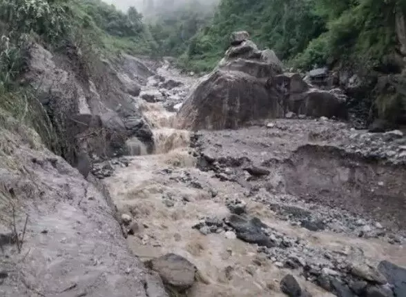 बारिश से आफ़त जारी- अब यहां फटा बादल- नाले में बाढ- फ्लाईओवर में दरार बारिश से आफ़त जारी- अब यहां फटा बादल- नाले में बाढ- फ्लाईओवर में दरार