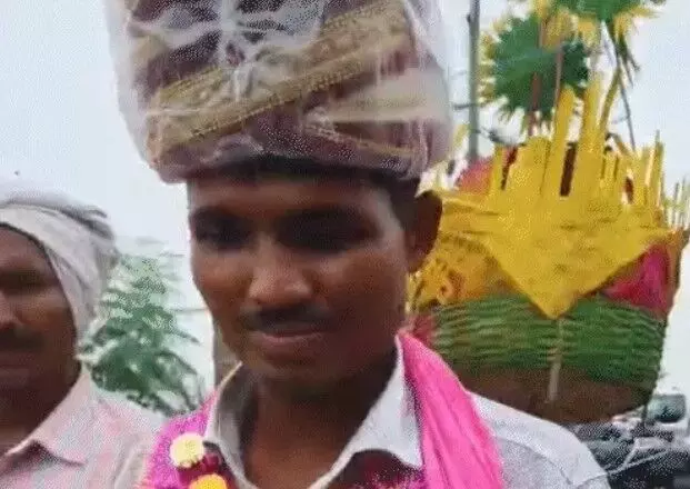 शादी की ललक-बाढ भी नहीं डिगा पाई हौसला-नाव से लेकर पहुंचा बारात शादी की ललक-बाढ भी नहीं डिगा पाई हौसला-नाव से लेकर पहुंचा बारात