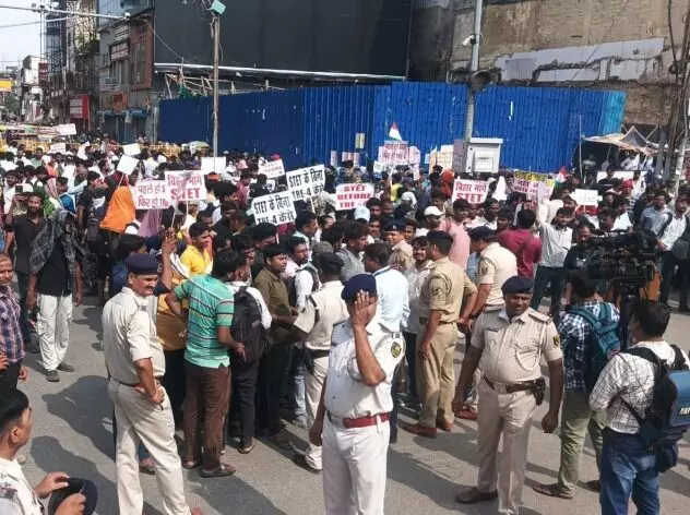 छात्रों पर पुलिस का लाठीचार्ज- दौड़ा दौड़ा कर की कुटाई- कई छात्र घायल