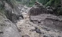 बारिश से आफ़त जारी- अब यहां फटा बादल- नाले में बाढ- फ्लाईओवर में दरार बारिश से आफ़त जारी- अब यहां फटा बादल- नाले में बाढ- फ्लाईओवर में दरार