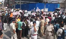 छात्रों पर पुलिस का लाठीचार्ज- दौड़ा दौड़ा कर की कुटाई- कई छात्र घायल छात्रों पर पुलिस का लाठीचार्ज- दौड़ा दौड़ा कर की कुटाई- कई छात्र घायल