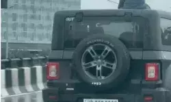 भला मैं क्यों पीछे रहूं?- चलती थार की छत पर बैठी लड़की का स्टंट भला मैं क्यों पीछे रहूं?- चलती थार की छत पर बैठी लड़की का स्टंट