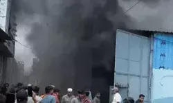 लकड़ी फैक्ट्री में भयंकर आग- आसपास के एक सैकड़ा घर कराये खाली लकड़ी फैक्ट्री में भयंकर आग- आसपास के एक सैकड़ा घर कराये खाली