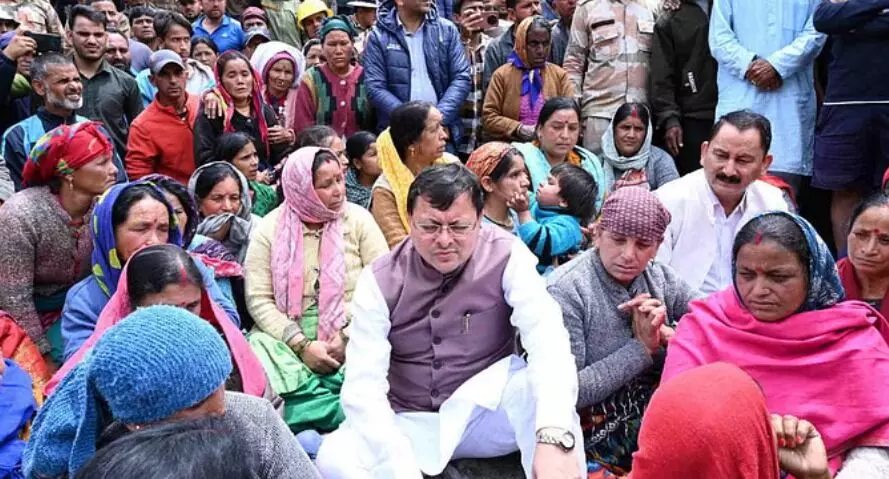 साड़ी का किनारा फाड़ा और राखी के तौर पर CM की कलाई पर बांधा