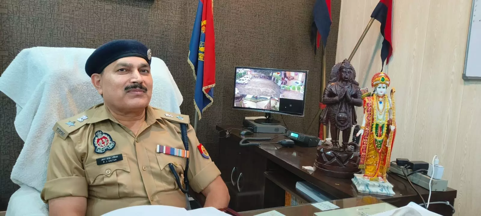 SP राम सेवक को भेंट की भगवान राम व हनुमान जी मूर्ति तो बन गया अजब संयोग