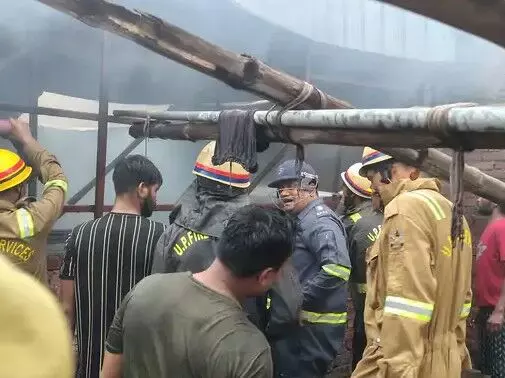 कुर्सी बनाने के कारखाने में लगी आग- आसपास के लोगों में अफरा तफरी