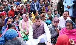 साड़ी का किनारा फाड़ा और राखी के तौर पर CM की कलाई पर बांधा साड़ी का किनारा फाड़ा और राखी के तौर पर CM की कलाई पर बांधा