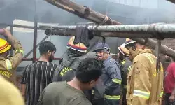 कुर्सी बनाने के कारखाने में लगी आग- आसपास के लोगों में अफरा तफरी कुर्सी बनाने के कारखाने में लगी आग- आसपास के लोगों में अफरा तफरी