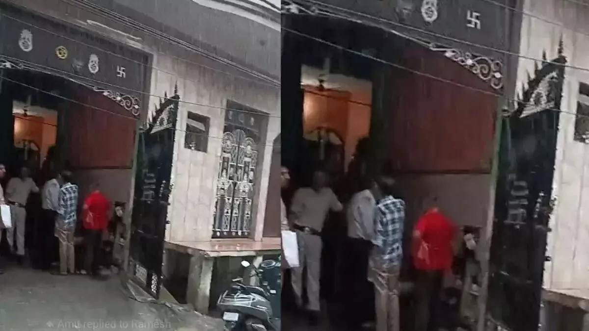 पत्नी और अपने दो बच्चों को शख़्स ने गला दबाकर उतार दिया मौत के घाट