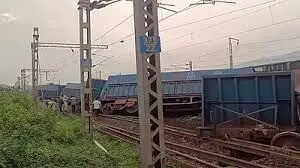 दो मालगाड़ी के बीच टक्कर के कारण ट्रेनों का परिचालन बाधित दो मालगाड़ी के बीच टक्कर के कारण ट्रेनों का परिचालन बाधित
