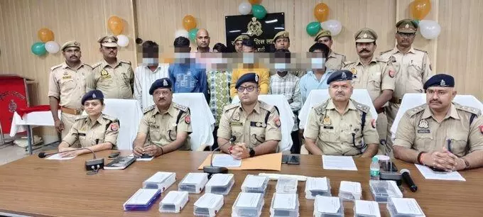 पुलिस ने दबोचे 6 अंतर्जनपदीय लुटेरे- 12 मोबाइल सहित अन्य माल बरामद