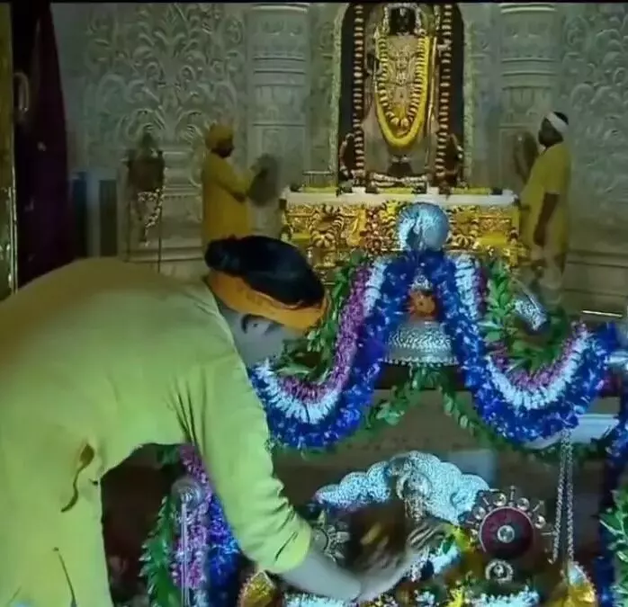 रामलला के कलाई में बांधी गई बहन शांता की राखी रामलला के कलाई में बांधी गई बहन शांता की राखी