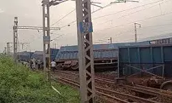 दो मालगाड़ी के बीच टक्कर के कारण ट्रेनों का परिचालन बाधित दो मालगाड़ी के बीच टक्कर के कारण ट्रेनों का परिचालन बाधित