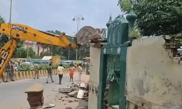 कचहरी रोड पर अतिक्रमण पर एक्शन- फोर्स के साये में मजार पर भी चला..