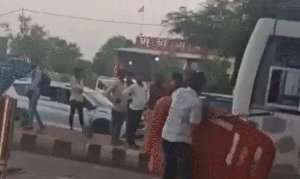 MLA के भतीजे का टोल प्लाजा पर गदर- हॉकी स्टिक लेकर बोला- ऐसे ही...